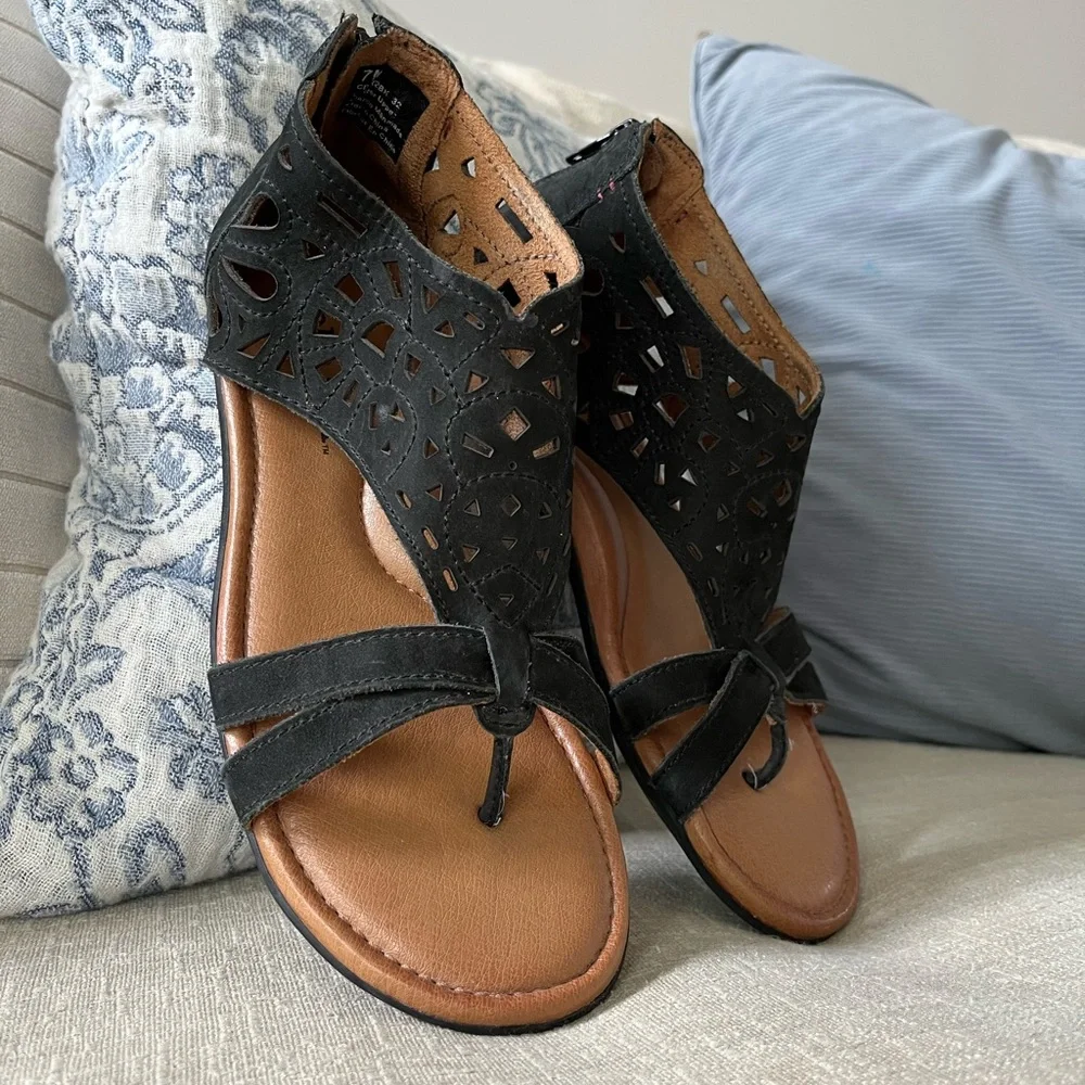 Cobb Hill Black and Tan Sandals Gladiator Sandals